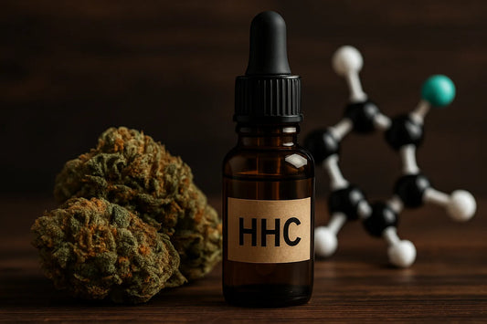 Flacon d’huile HHC avec fleurs de cannabis et molécule en arrière-plan sur fond bois