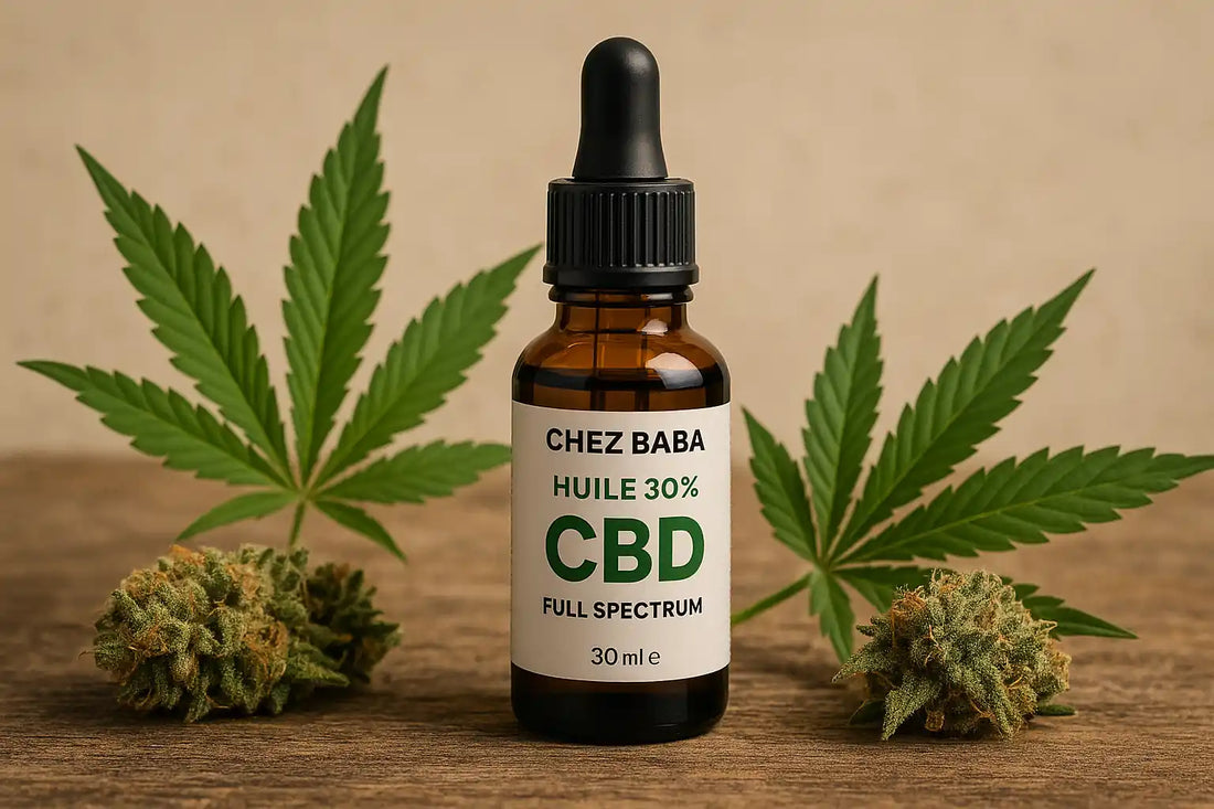 Bouteille d’huile de CBD 30% full spectrum Chez Baba posée entre deux têtes de fleurs de cannabis et des feuilles de chanvre sur fond naturel.
